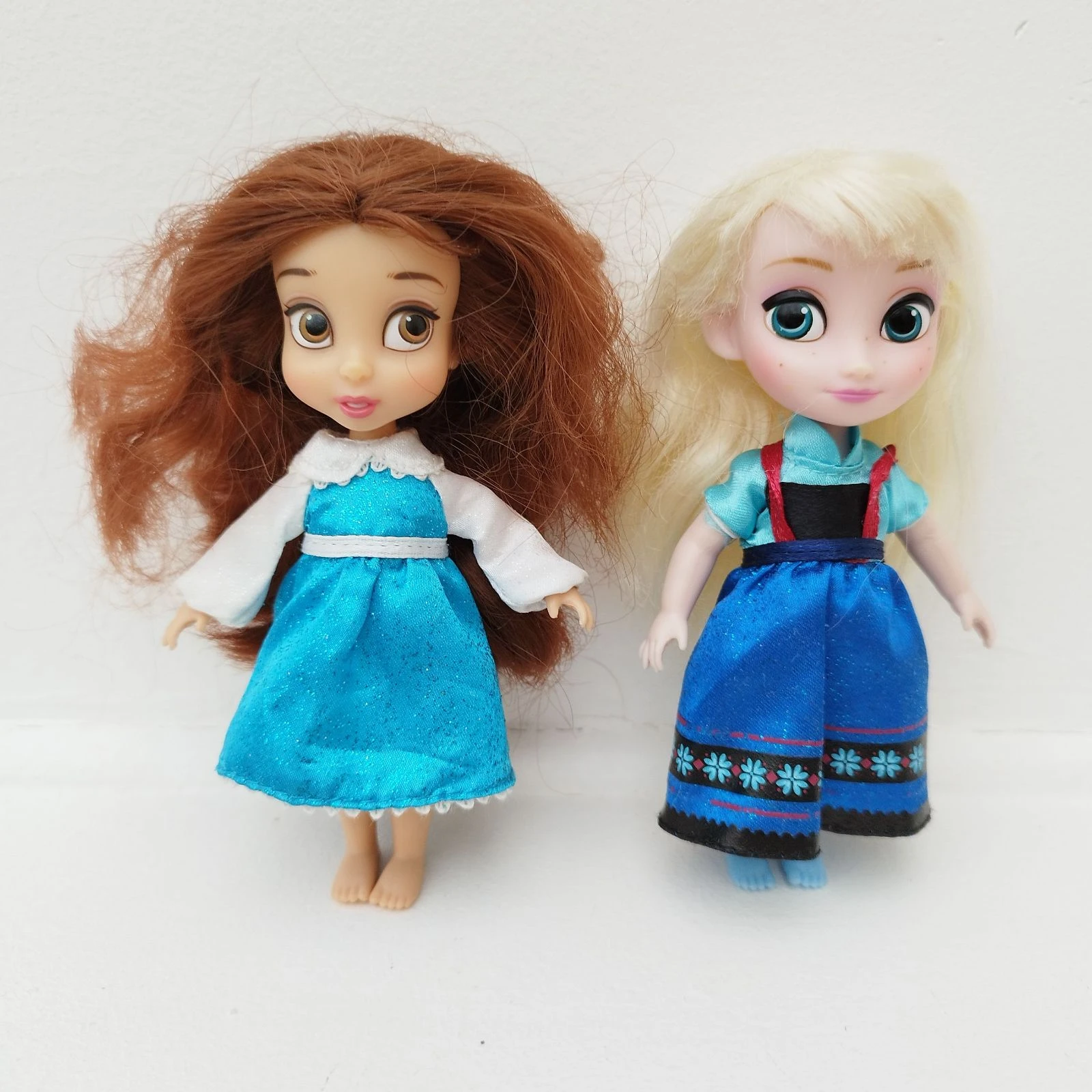 Deux mini poupées Princesses animators Belle et Elsa